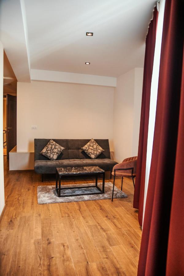 Monarch Boutique Hotel プリズレン エクステリア 写真